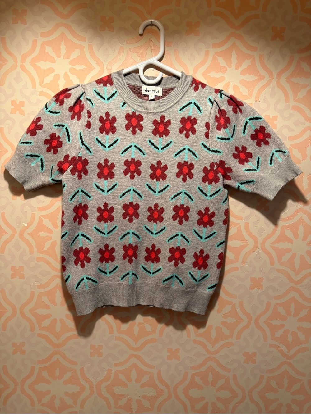 Amoreci Gray Short-Sleeve Floral Knit Sweater with Red Flowers